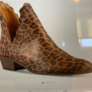 Beautiful Size8 Made in Spain 100% Suede heel 1 1/2” back zipper for easy entry